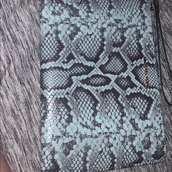 Michael kors wristlet - Picture 2 of 5